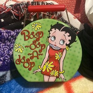 Boop Opp A Doop tin lunch pal has no scratches or dents